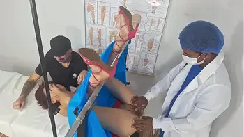 inseminada pelo médico dotado por trás do corno!