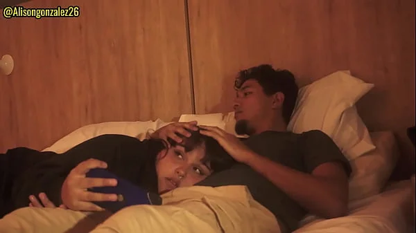 Mirando Netflix con mi hermanastra pero no pude evitar meter mi pene en su boca, casi nos descubren!!