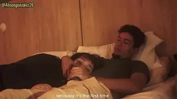 Mirando Netflix con mi hermanastra pero no pude evitar meter mi pene en su boca, casi nos descubren!!