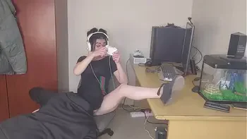 Cant pay rent so just fuck my gamer girl she qont mind