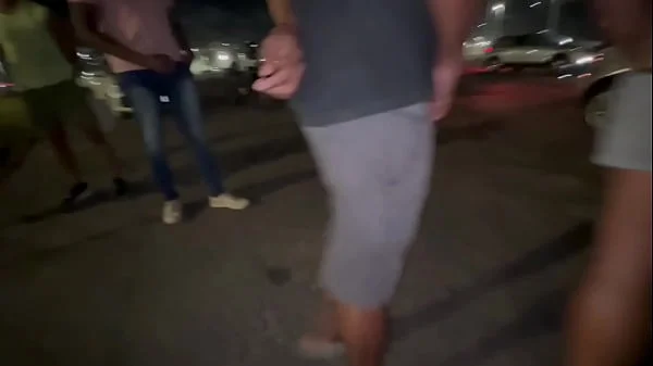 No pelo na frente de todo mundo, grupo de amigos fode na pele na frente de todos e não quer nem saber.