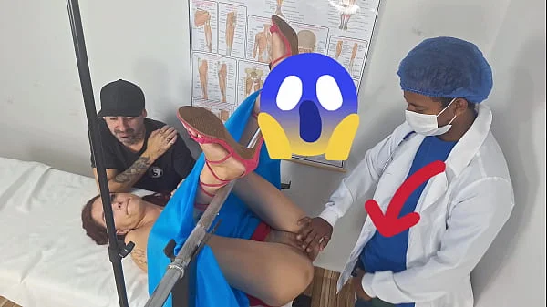 Médico dotado fode esposa do corno por trás!