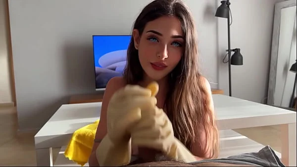 Padrastro me muestra su polla mientras yo limpio el polvo , no quiero mirar pero termino haciendo una paja ,chupando y cabalgando en su polla , HABLANDO EN ESPANOL