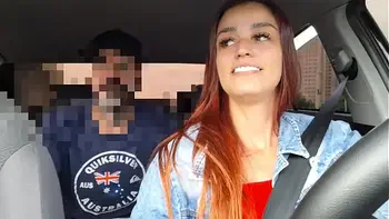 Motorista de app safada pegou passageiro se masturbando por trás e fudeu com ele sem camisinha!