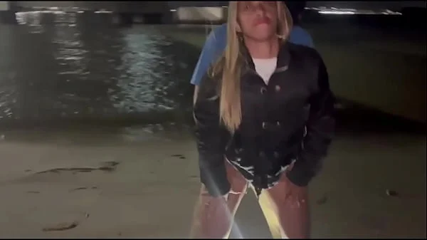 MINHA ESPOSA DANDO PRA OUTRO NA AREIA DA PRAIA