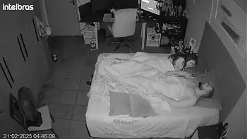 Eles fingem esquecer a câmera como loucos no quarto