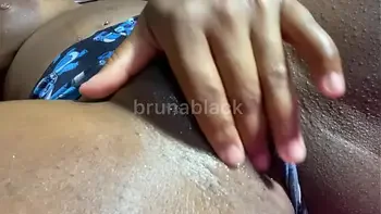 Joi- Negra gostosa gozando masturbando sua linda buceta quente.