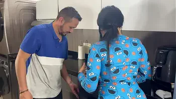 I seduce the plumber in my pajamas because my husband doesn't fuck me every day - Mia Montielth