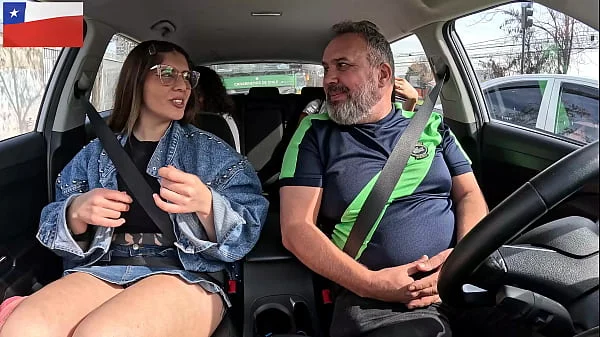A modelo Infinitha pegou uma carona em Santiago do Chile mamou nas ruas da cidade