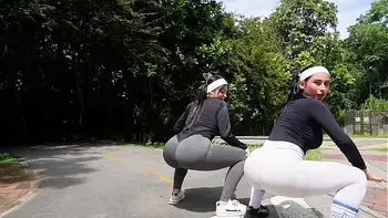 entrnador FOLLA MI CULO mientra mi amiga esta entretenida