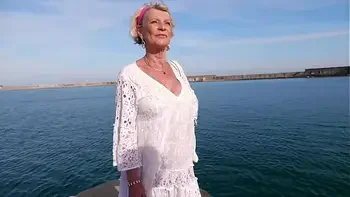 A 70ans, Eva croque deux jeunes lascars !