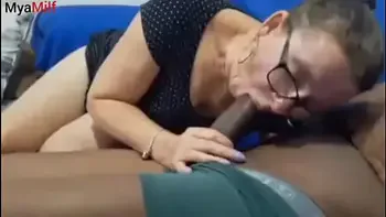 Genro se masturbando enquanto sogra faz sua leitura mais ela não resistiu e acabou caindo de boca no genro