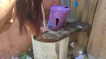 PEGUEI NO FLAGRA ESSA GOSTOSA FAZENDO XIXI NA PRAIA, ELA ME VIU E QUIS MAMAR...