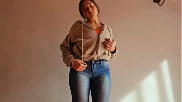 A SOLAS CON LA PRIMA DE MI AMIGO. LE LLENO LA CARITA DE LECHE