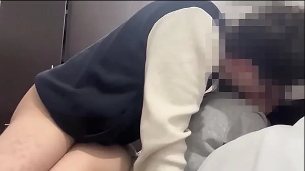 FLACA CALIENTE MONTA VERGA SIN PARAR HASTA DEJARLE LA VERGA SECA DE SEMEN A SU PADRASTRO