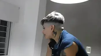 puta callejera se aburre de chupar pija en la estacion de berazattegui y entra a que su macho le meta terrible poronga en el orto