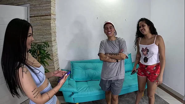 Depois de discutirem quem vai dar o cú a conversa acabou no banho de Pamela Urach