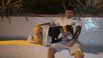 passeggio lungo mare  e uno sconosciuto si accorge che non ho le mutande, video outdoor