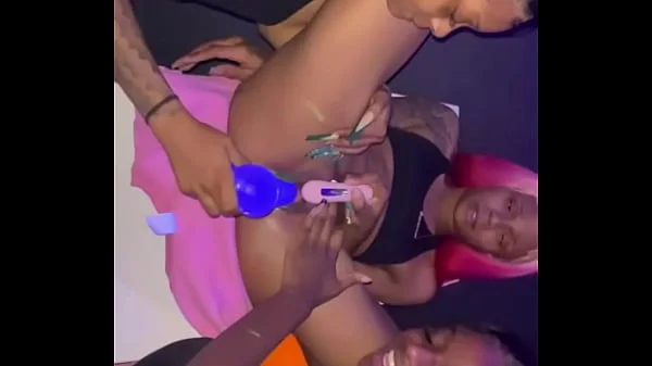 Friends eating her pussy while trying to get her squirt