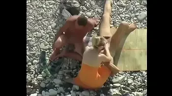 Трио на диком пляже