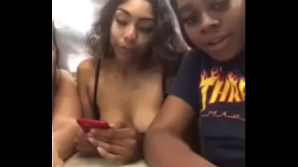 Novinhas doidas mostrando os peitos no McDonald's