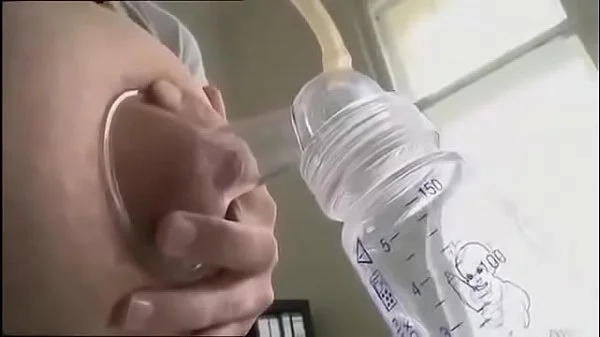 Mega tetona se saca la leche