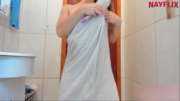 Saindo do banho só de toalha dançando e  passando creme no corpo