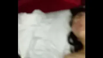 小騷貨在圓床房被男朋友搞的很爽，淫語插深壹點，老公妳的大雞吧好厲害