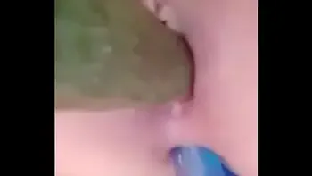 风骚丰满漂亮御姐主播穿着开档丝袜大力插穴自慰 逼逼水多 表情也很淫荡