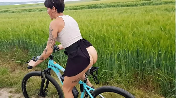 Premiere! Fahrrad in der Öffentlichkeit geil abgefickt!