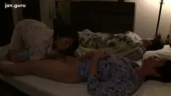 Geef de jongen om samen te slapen en het einde