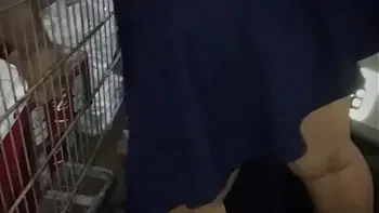 Esposa gordinha gostosa safada vai ao Mercado com o Corno que filma ela mostrando a Bunda 1