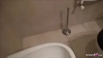 Schwarzer fickt die Tochter der Nachbarin und spritzt rein