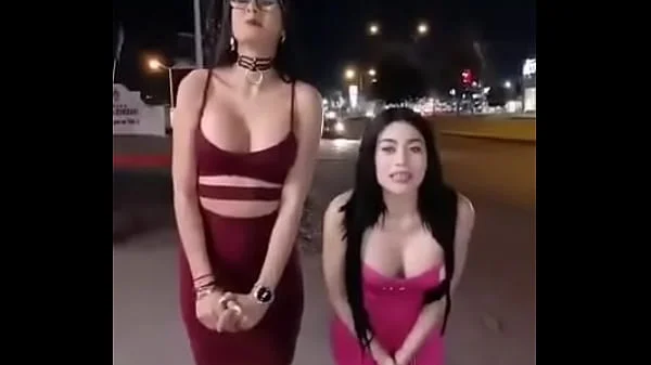 Dos putas se desnudan en publico