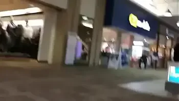 Milf se masturbe dans une cabine d'essayage