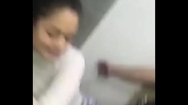 Jovencita hace un perreo