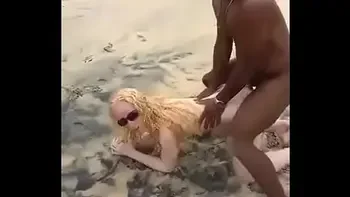 pescador sortudo filho da puta comeu a morena e albina no meio da praia