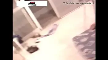 amigos s se aproximam sorrateiramente para filmar casal fodendo depois de festa