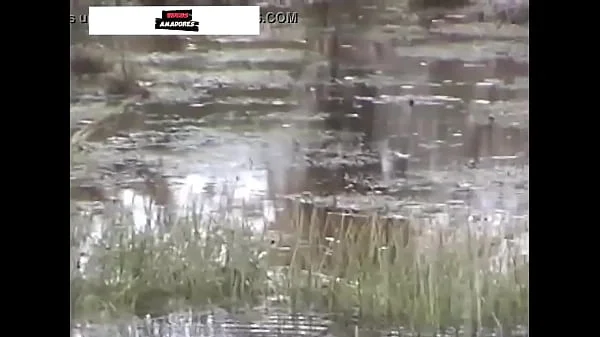 Homem escondido grava vídeo de esposa infiel gemendo e fazendo sexo com jardineiro, em canoa no lago