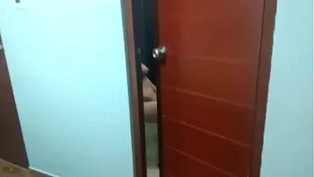 La cuñada de vacaciones viene b. al hotel después de la fiesta (1)