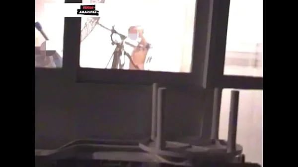 s saem de festa discretamente mas sao descobertos fodendo na varanda da cobertura