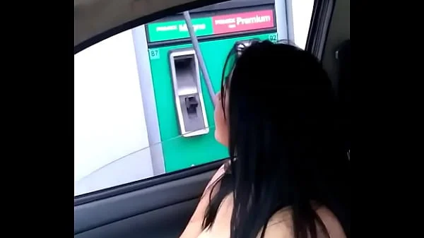 Cargando gasolina la puta de Alexxxa Milf con las tetas de fuera