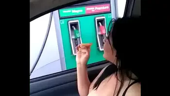 Cargando gasolina la puta de Alexxxa Milf con las tetas de fuera