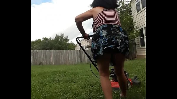 Lawmowerin yard