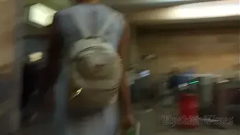 Upskirt at the tanned beauty without panties.