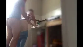 Mi hermanastra disfruta cocinar mientras le meto la pinga y acabo en su boca