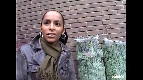 HINDOESTAANSE ALICIA LAAT ZICH NEUKEN DOOR EEN KERSTBOOMVERKOPER