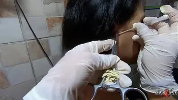 Natália Prado colocando um piercing na buceta
