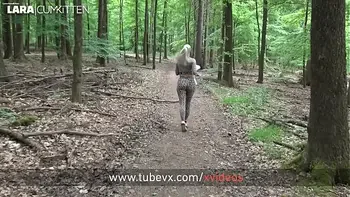 VISIT-X Lara-CumKitten beim Fingern mit Analplug erwischt