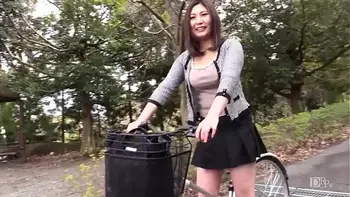 ママチャリ ～揺れる爆乳・くい込む巨尻～ 新崎雛子 1